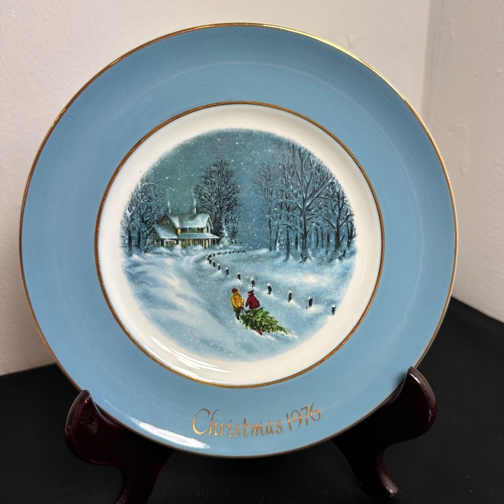 Christmas 1976 Collector Plate Avon – “Bringing Home the Tree” – Enoch Wedgwood